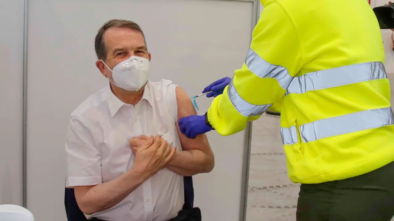  El alcalde de Vigo, Abel Caballero, recibe la primera dosis de la vacuna contra el Covid-19, a 18 de abril de 2021, en Vigo, Galicia (Espa&ntilde;a). Caballero ha recibido este domingo la primera dosis en el Instituto Ferial de Vigo (Ifevi), tras ser citado por - Marta V&aacute;zquez Rodr&iacute;guez - Europa Press 