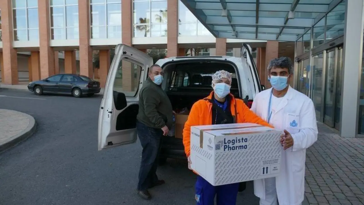  Recepci&oacute;n de las primeras vacunas a las puertas del centro 