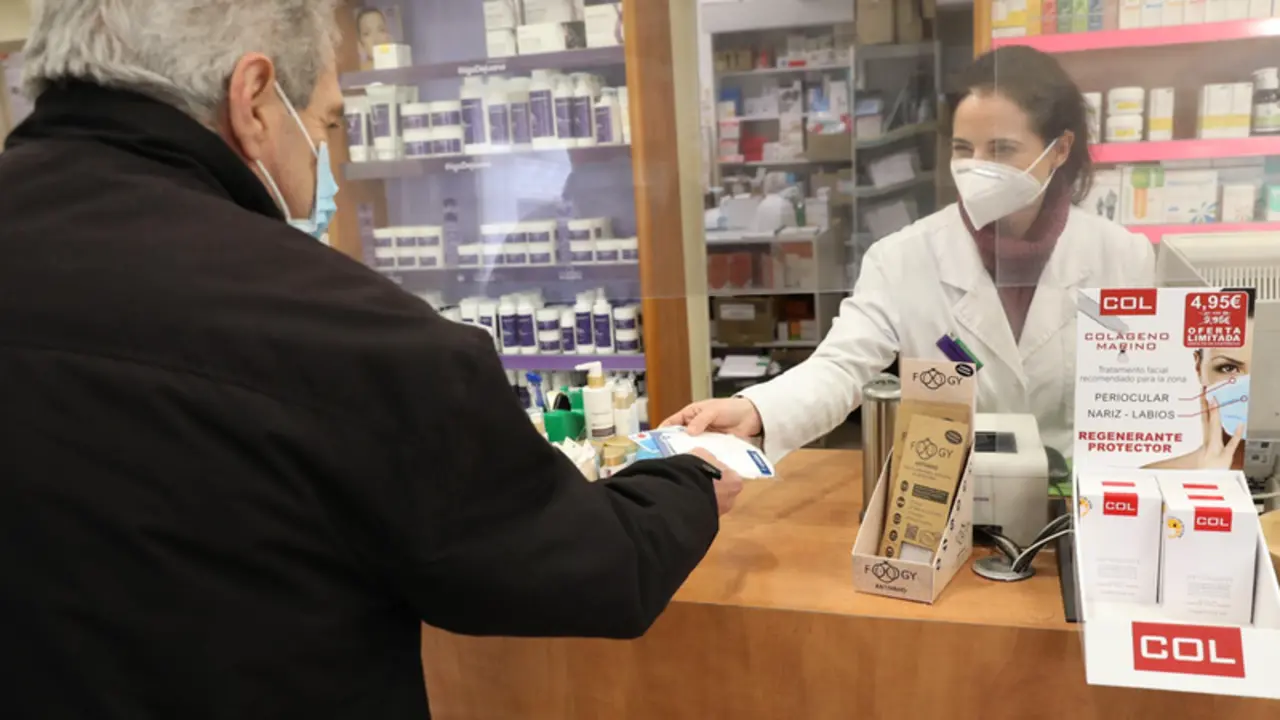  Un anciano recoge una mascarilla FFP2 en la farmacia situada en la C/Tuc&aacute;n (Carabanchel), en Madrid (Espa&ntilde;a), a 4 de febrero de 2021. Los mayores de 65 a&ntilde;os de la Comunidad de Madrid pueden recoger a partir de hoy la primera de las dos mascarillas FFP2 qu - Marta Fern&aacute;ndez Jara - Europa Press 