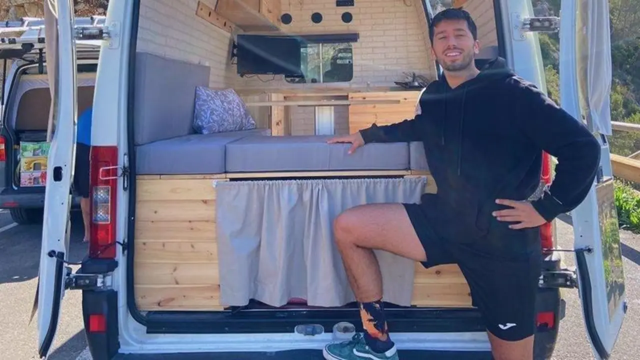  Pablo Gonz&aacute;lez reforma una ambulancia para convertirla en su compa&ntilde;era de viaje. @pagameunviaje 