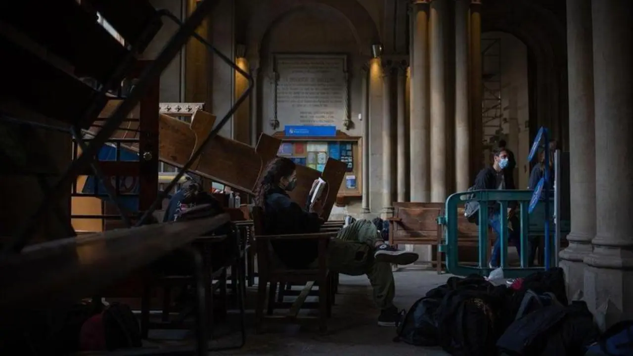  Barricada instalada por el Sepc para bloquear el acceso al edificio hist&oacute;rico de la UB. EP 