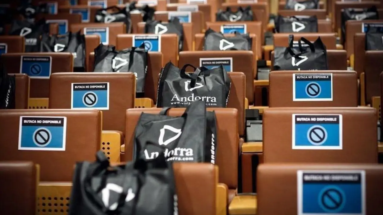  El Patio De Butacas de la Sala Donde Se Celebran Los Paneles, Con Los Carteles Indicando Cuales Usar O No Para Mantener Las Distancias 