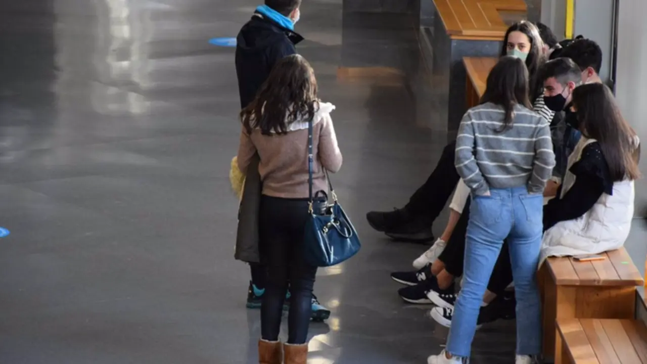  Estudiantes se re&uacute;nen en un espacio com&uacute;n del campus universitario - UNIVERSIDADE DE VIGO - Archivo 