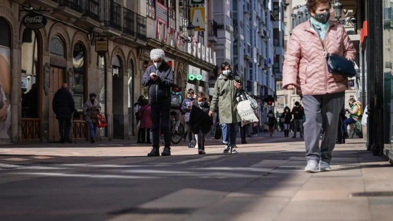  Varias personas caminan por una calle c&eacute;ntrica de Vitoria, que desde este mi&eacute;rcoles 7 de abril cuenta con un nuevo cierre perimetral, a 7 de abril de 2021, en Vitoria, &Aacute;lava, Euskadi, (Espa&ntilde;a). - I&ntilde;aki Berasaluce - Europa Press 