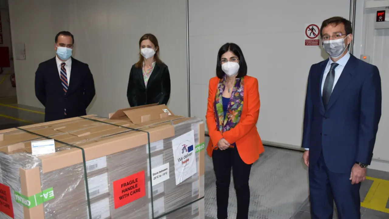  La Ministra De Sanidad, Carolina Darias, Junto A La Directora De La AEMPS, Mar&iacute;a Jes&uacute;s Lamas, Ha Recibido Este Martes Por La Noche Las Primeras 146.000 Dosis De Janssen, Que Se Distribuir&aacute;n A Partir De Ma&ntilde;ana A Las Comunidades Aut&oacute;nomas. - SANIDAD 