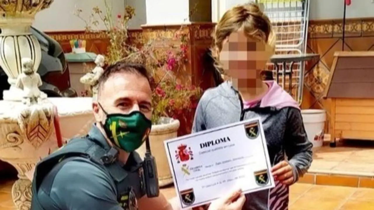  Alba, la ni&ntilde;a de 7 a&ntilde;os, premiada. Visto en Twitter: @guardiacivil 