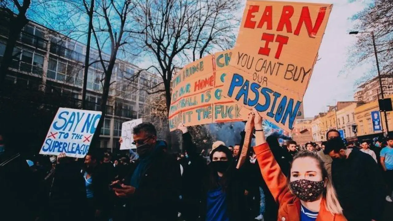  Aficionados del Chelsea en las protestas de este martes en los aleda&ntilde;os de Stamford Bridge contra la Superliga. Twitter 