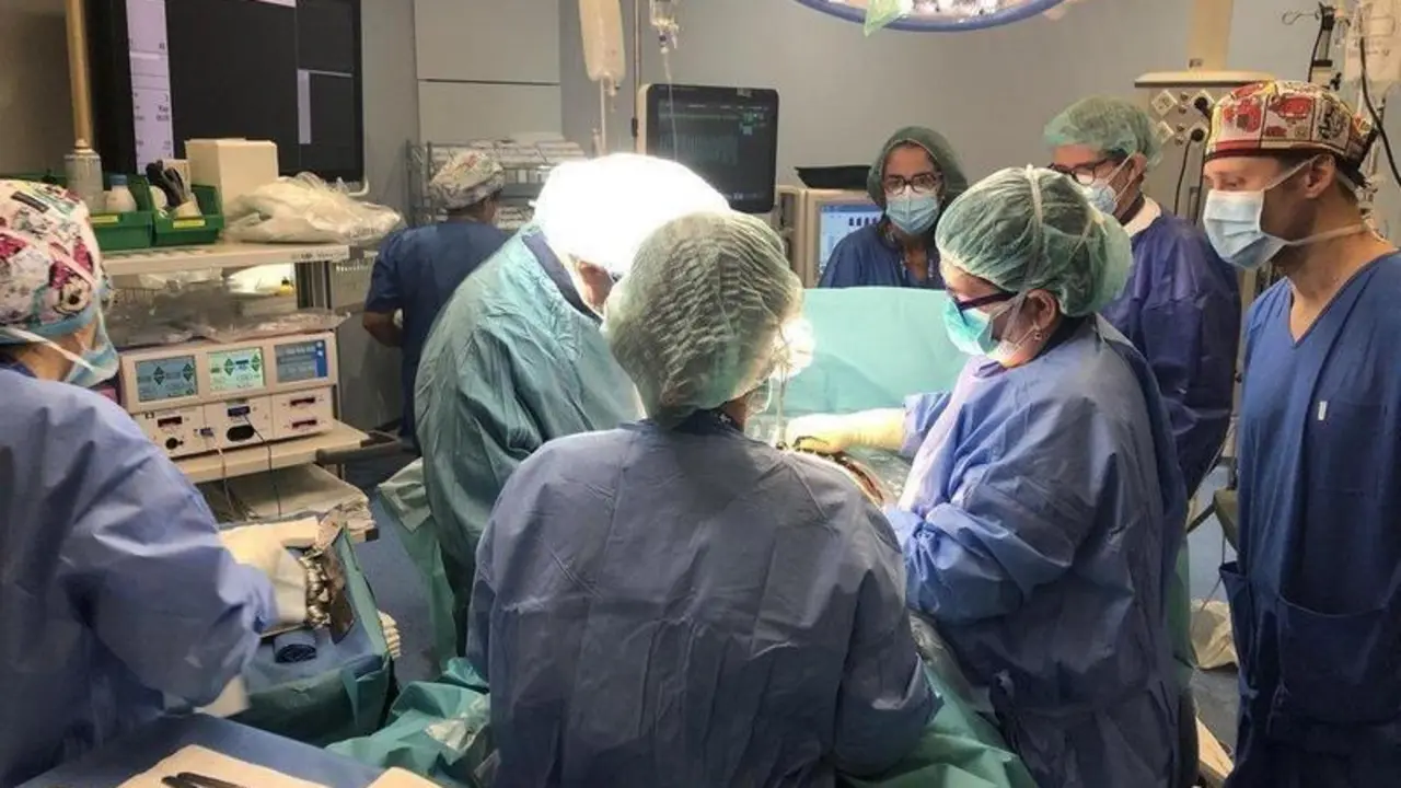 La Unidad Multidisciplinaria de Placenta Accreta ha llevado a cabo por primera vez en el Estado una operaci&oacute;n de este tipo en quir&oacute;fano h&iacute;brido, seg&uacute;n ha informado el Hospital Vall d'Hebron de Barcelona 