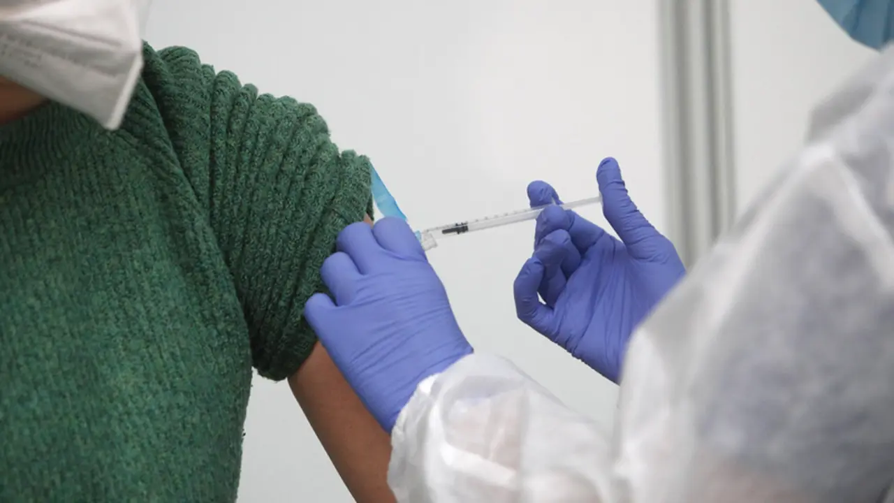  Un empleada sanitaria suministra la vacuna contra la Covid-19. - Isaac Buj - Europa Press 