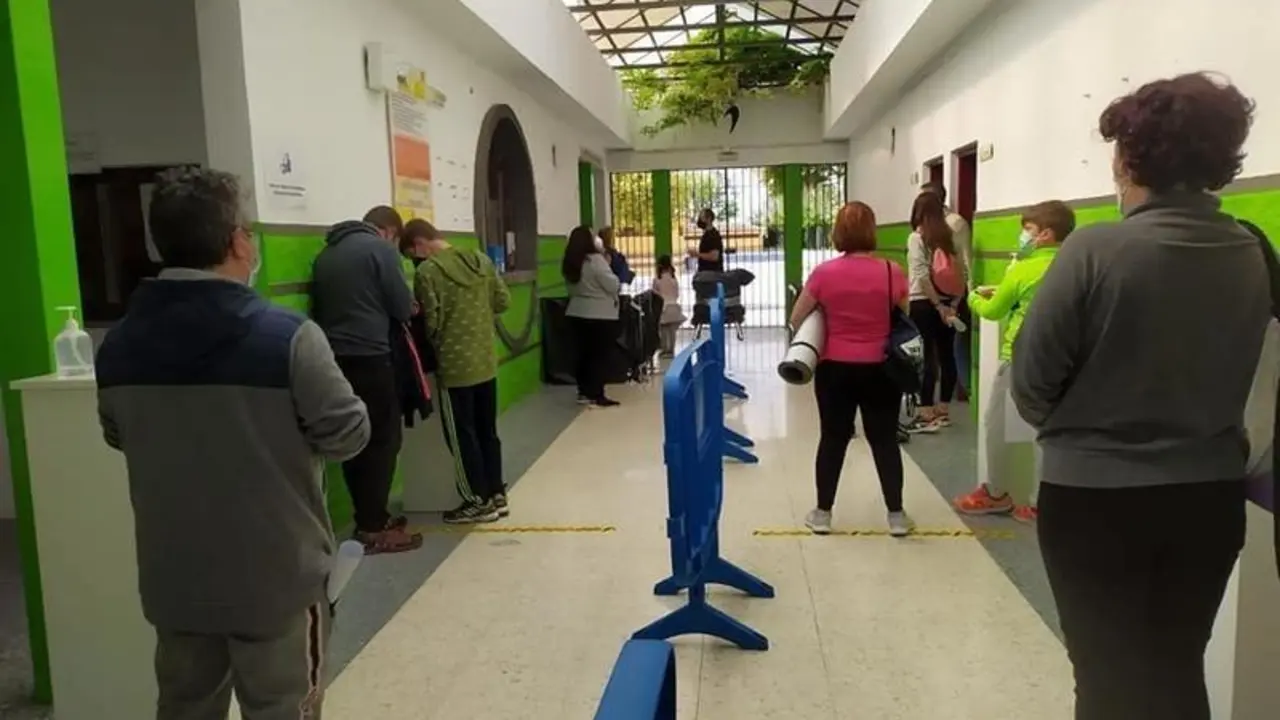  Personas haciendo la cola para hacerse la prueba. AYUNTAMIENTO DE MARACENA 