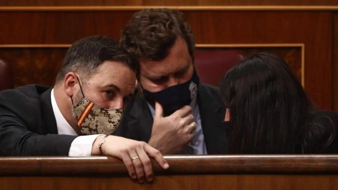  (I-D) El l&iacute;der de Vox, Santiago Abascal; el portavoz parlamentario de Vox, Iv&aacute;n Espinosa de los Monteros; y la portavoz adjunta de Vox en el Congreso, Macarena Olona. - EUROPA PRESS/E. Parra. POOL - Europa Press 