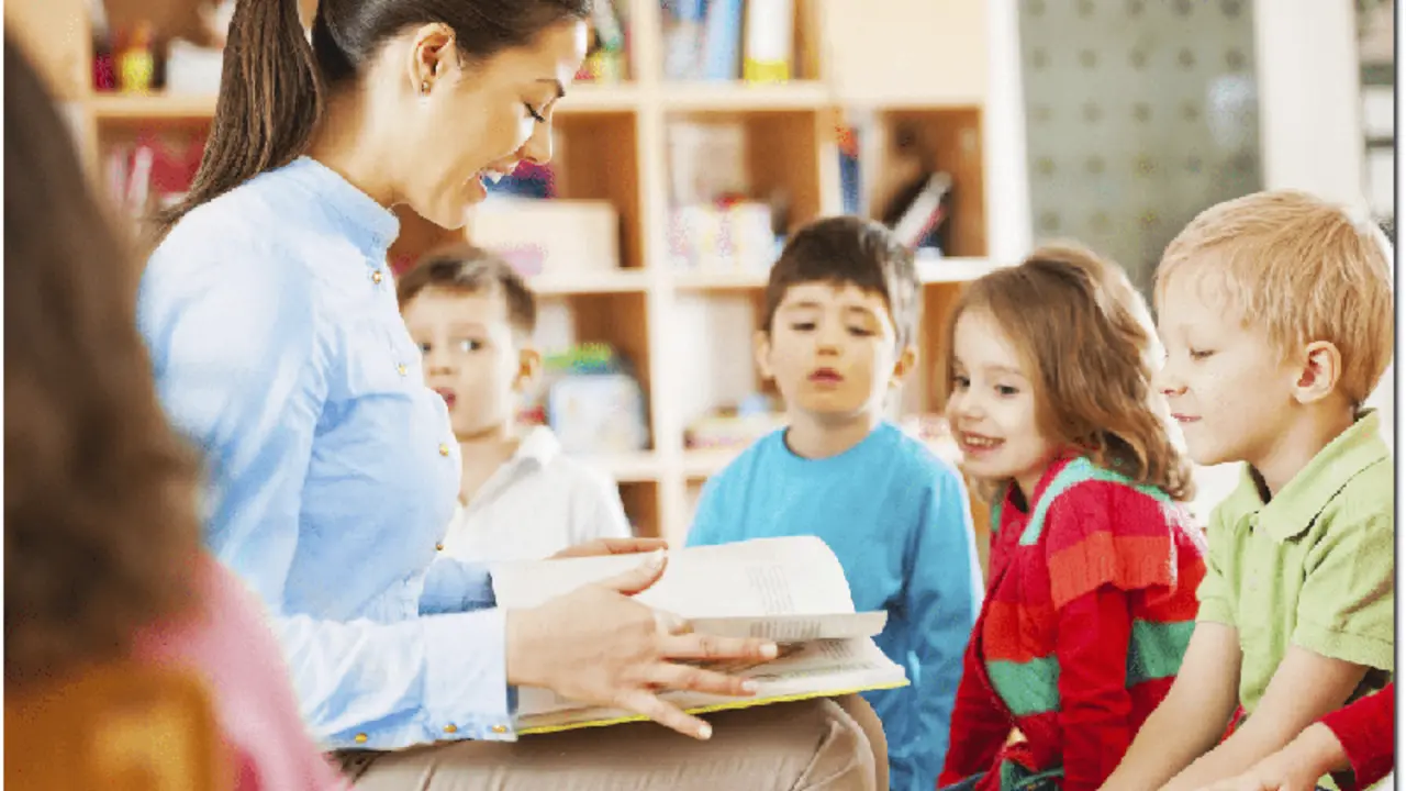  Profesora dando clase. Imagen de archivo 