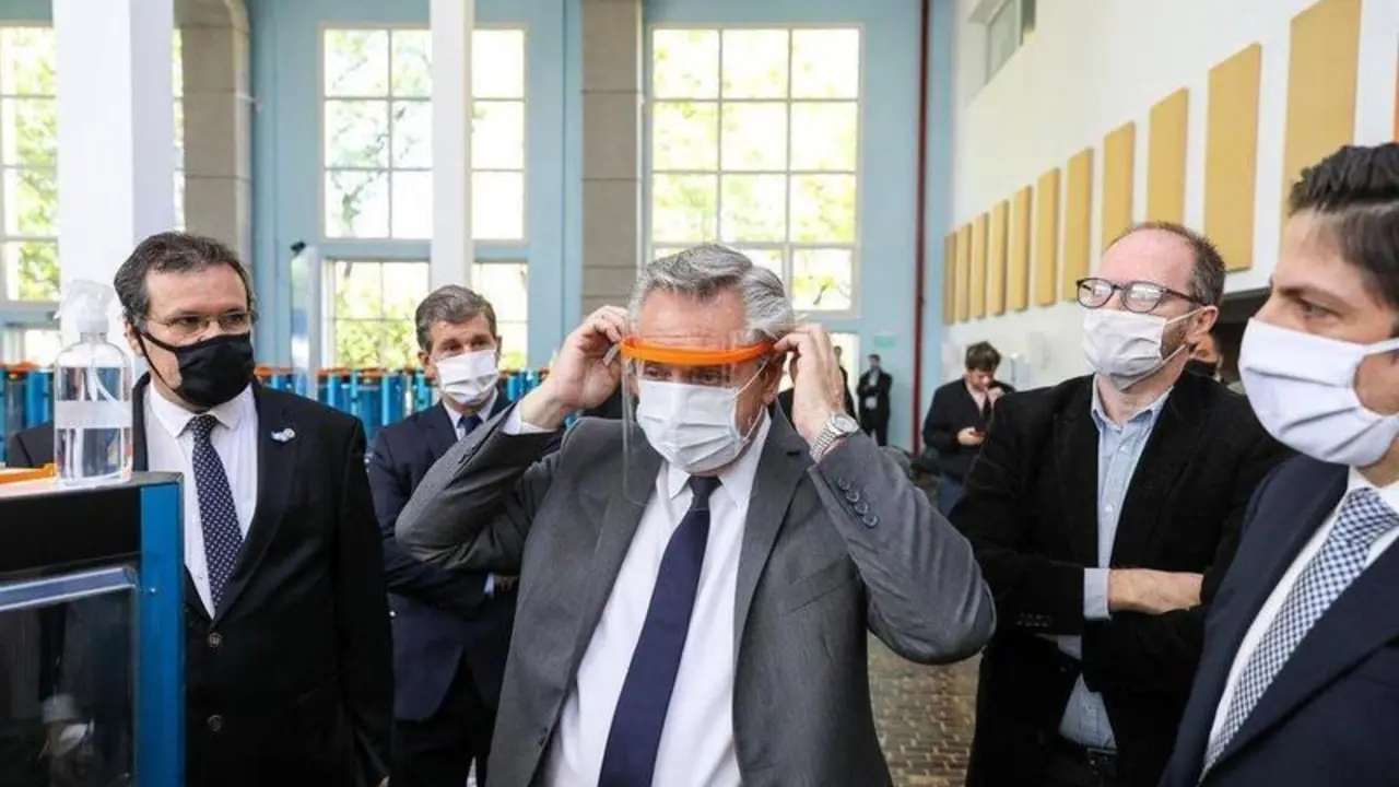  Archivo - El presidente de Argentina, Alberto Fern&aacute;ndez, con mascarilla y pantalla - Esteban Collazo/Presidencia Arge / DPA - Archivo 