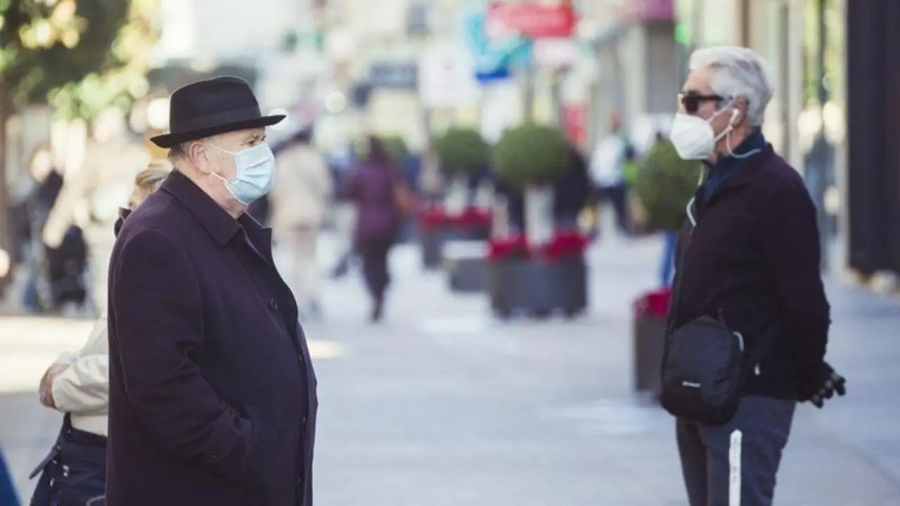  Cordobeses con mascarillas. - José León. 