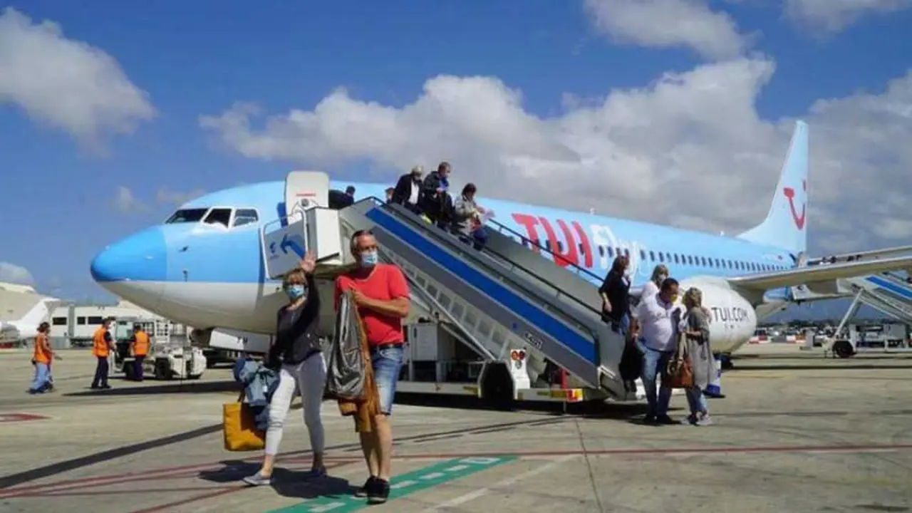  Turistas llegando a Baleares. Imagen de archivo 