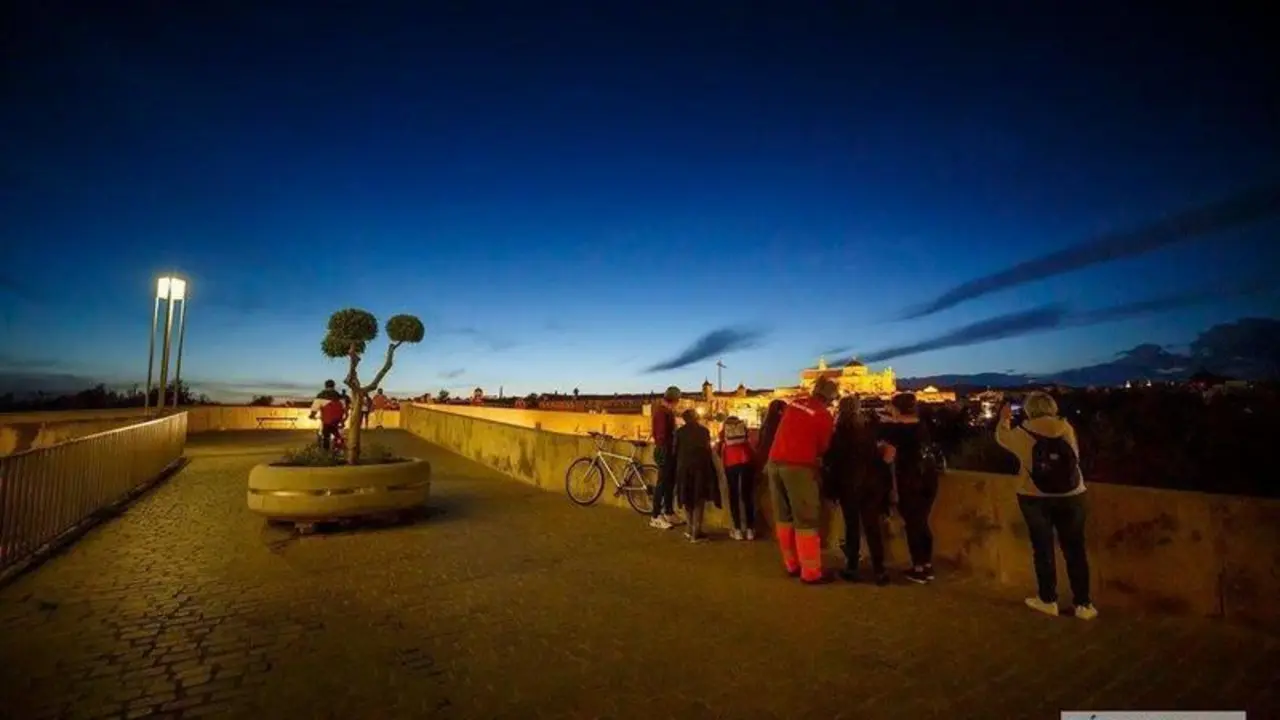  Un grupo de personas observan las Mezquita al atardecer. | Jos&eacute; Le&oacute;n. 
