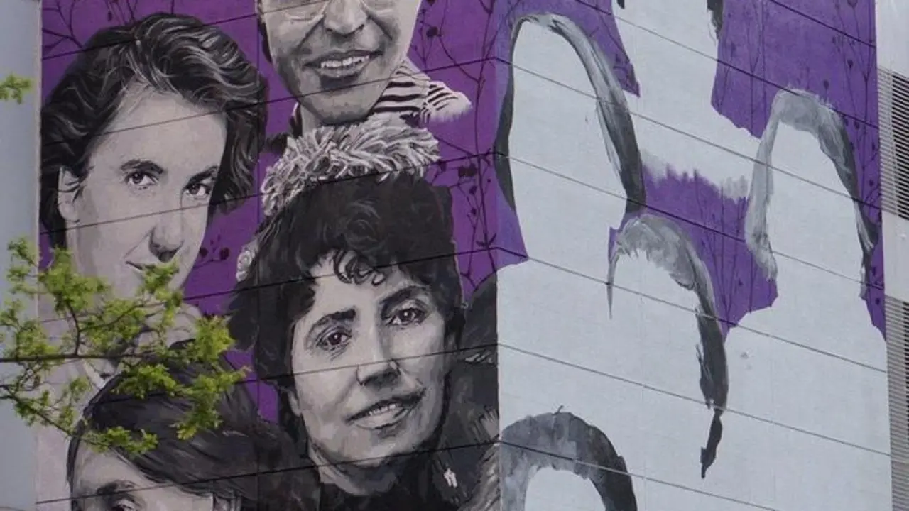  Mural feminista de 84 metros que la artista Eva Mena realiza en el pabell&oacute;n Fernando Mart&iacute;n de Fuenlabrada - AYUNTAMIENTO DE FUENLABRADA 