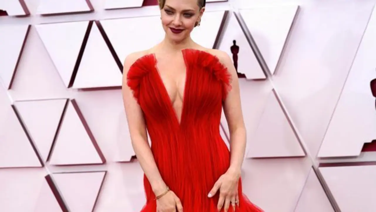 premios-oscar-2021-vestidos-alfombra-roja-fotos-todos-los-looks-famosas-amanda-seyfried4-kOmE-U140171451213JP-644x483@MujerHoy