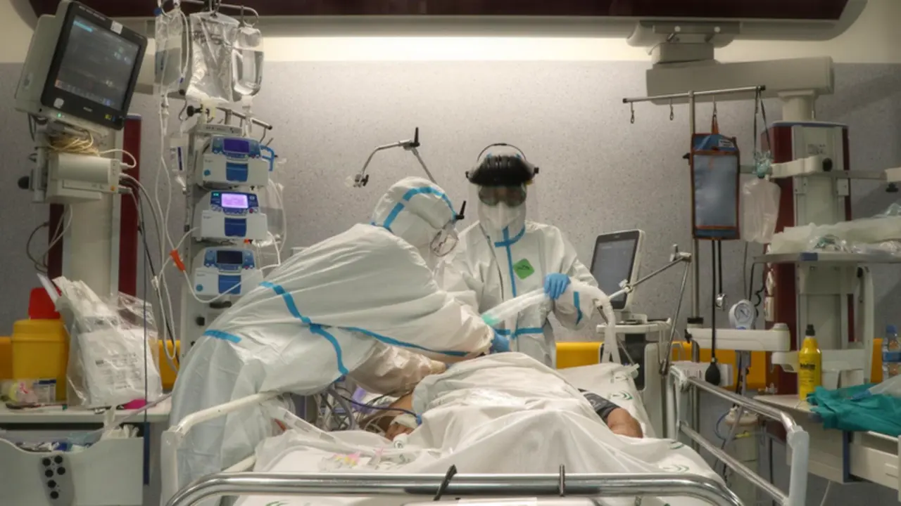  Archivo - Facultativos atienden a un paciente con Covid-19 en la UCI del Hospital Reina Sof&iacute;a de C&oacute;rdoba. - JUNTA DE ANDALUC&Iacute;A - Archivo 
