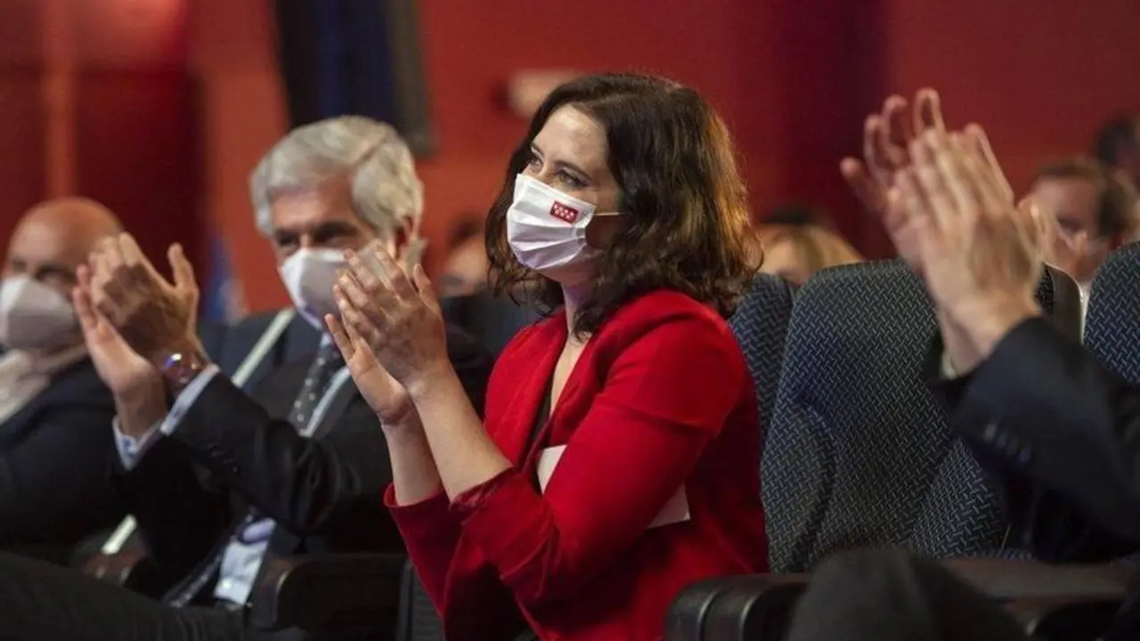  La presidenta de la Comunidad de Madrid y candidata a la reelecci&oacute;n por el PP, Isabel D&iacute;az Ayuso (d) y el secretario cuarto de la Mesa del Congreso y diputado del PP, Adolfo Su&aacute;rez Illana 