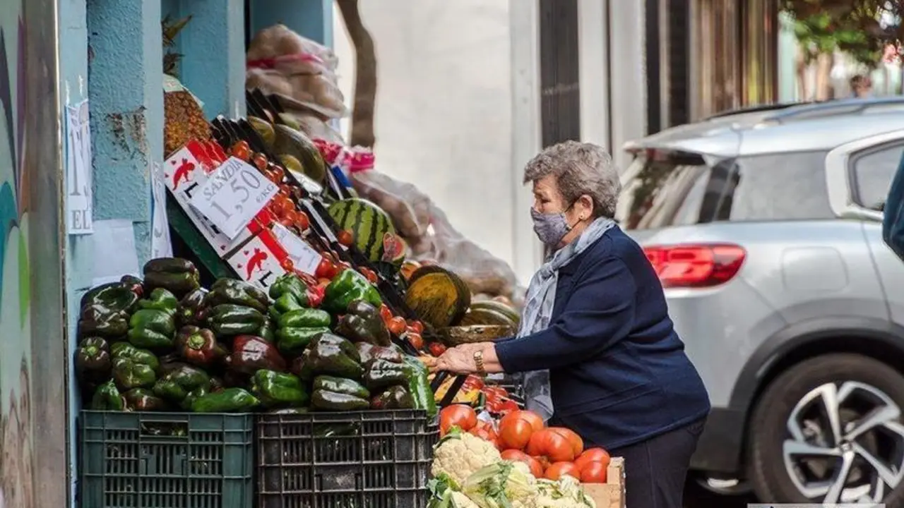  Mujer comprando en una frutería / Pilar Gázquez. 