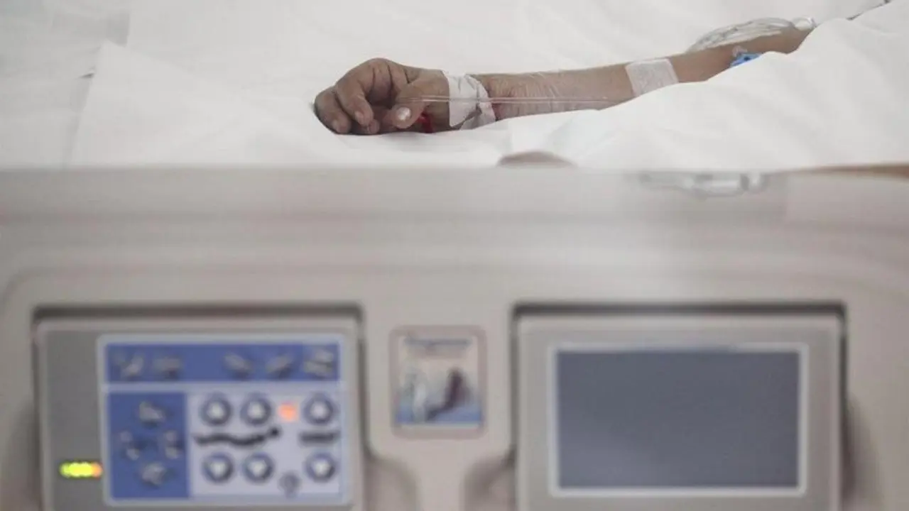  Archivo - Mano de un enfermo con v&iacute;a subcut&aacute;nea en una cama de la UCI del Hospital de Emergencias Isabel Zendal, Madrid (Espa&ntilde;a) 