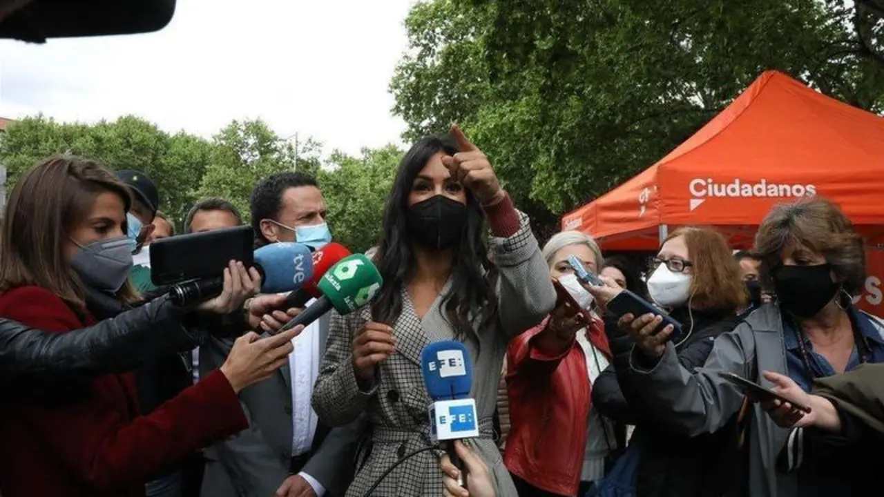  La vicealcaldesa de Madrid, Bego&ntilde;a Villac&iacute;s ofrece declaraciones a los medios durante una visita a las casetas de la Cuesta de Moyano 