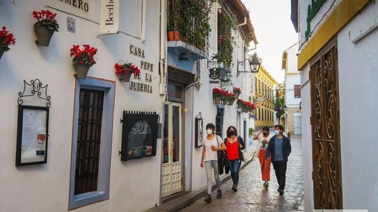  Un grupo de personas pasean por la Juder&iacute;a de C&oacute;rdoba. | Jos&eacute; Le&oacute;n. 