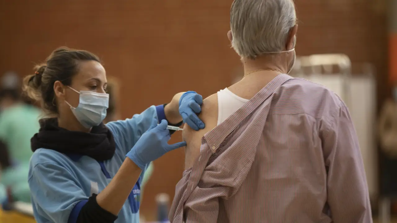  Un hombre recibe la primera dosis de la vacuna contra covid-19 - Mar&iacute;a Jos&eacute; L&oacute;pez - Europa Press 