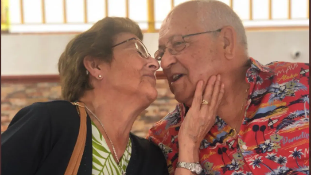  Imagen de la pareja de abuelos, Twitter: @CarlotaSwaggy 