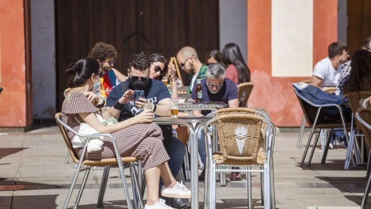  Terrazas en La Corredera. / Jos&eacute; Le&oacute;n. 