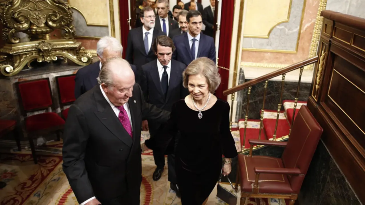 El rey em&eacute;rito don Juan Carlos I y la reina consorte em&eacute;rita do&ntilde;a Sof&iacute;a entran en el acto conmemorativo del 40&ordm; aniversario de la Constituci&oacute;n de 1978 en el Congreso. - Eduardo Parra - Europa Press - Archivo 