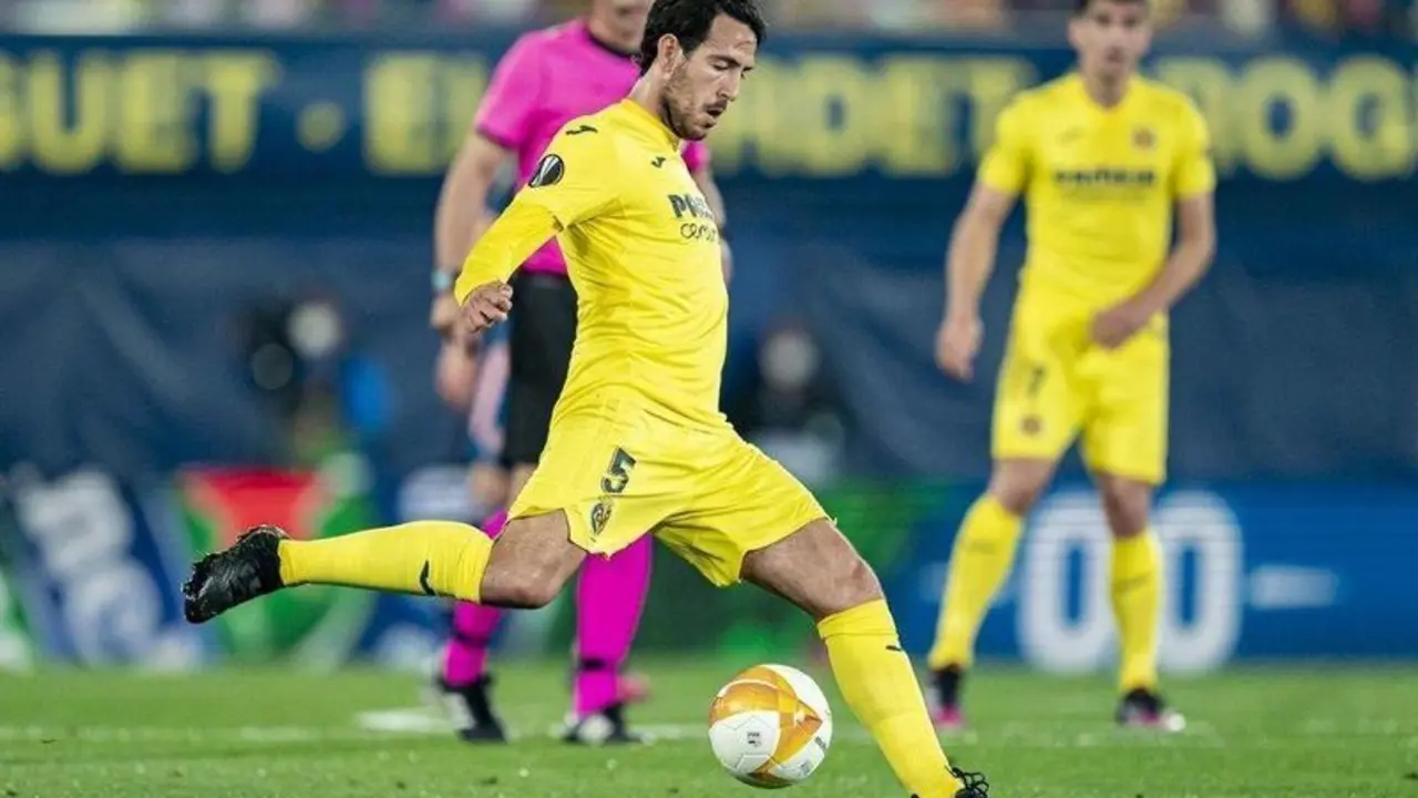  Dani Parejo chutando el bal&oacute;n en el Villarreal-Arsenal 