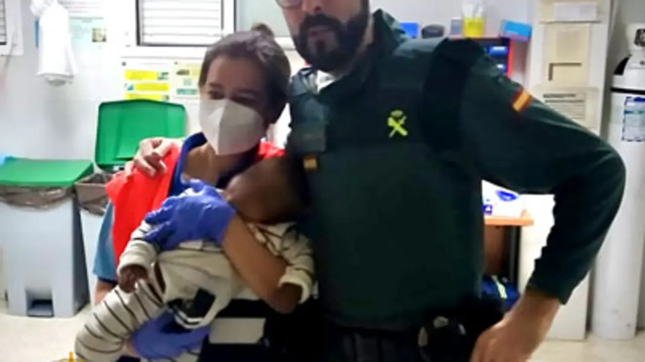 La madre del beb&eacute; auxiliado con el agente que le salv&oacute; la vida.