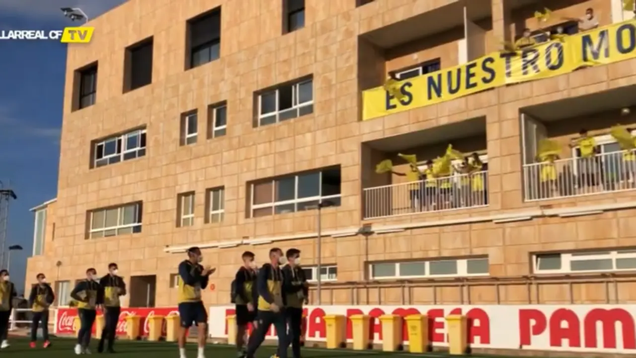  Aficionados del Villarreal animando al equipo 