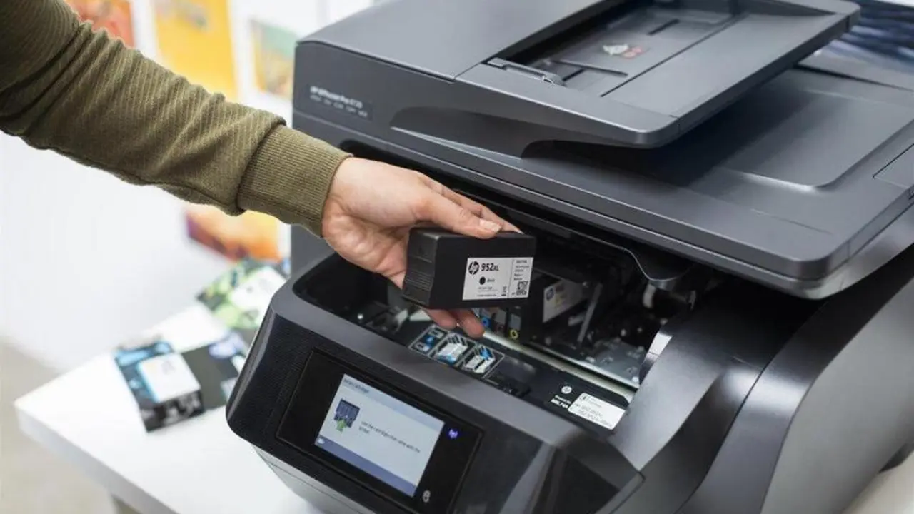  Archivo - Cartucho de tinta en una impresora HP - HP - Archivo 