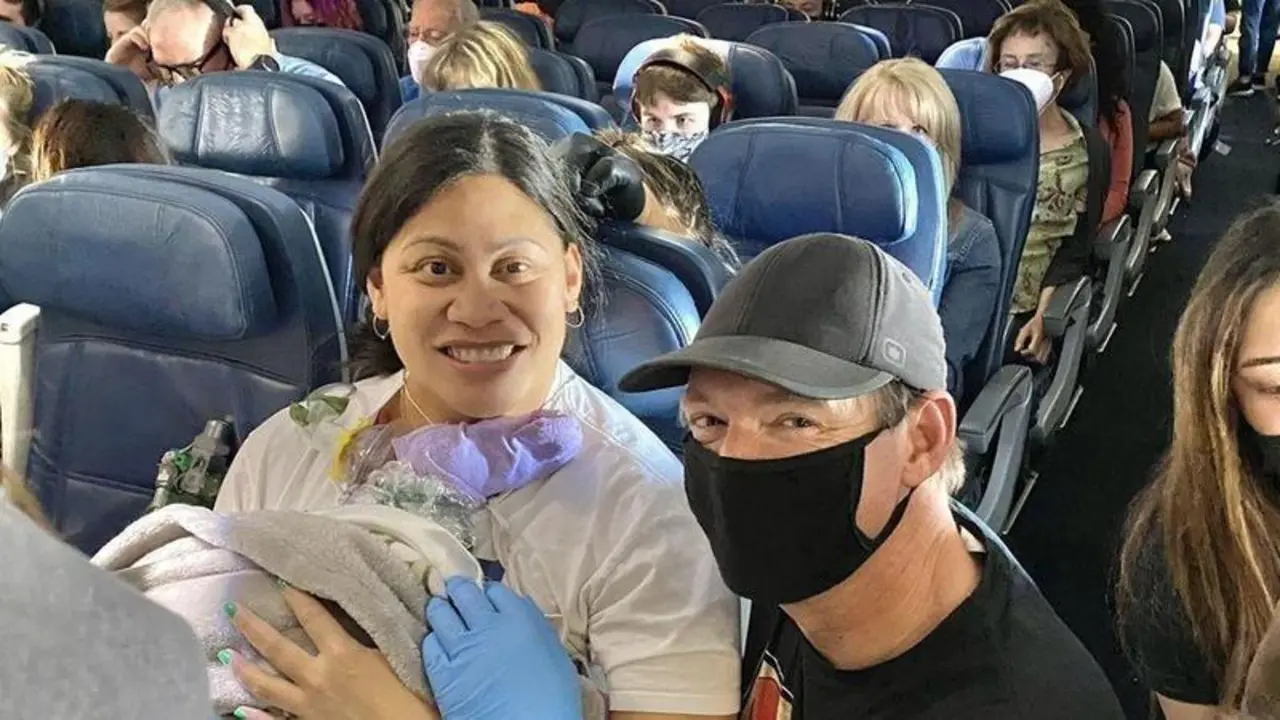  Lavinia Mounga posa con su hijo reci&eacute;n nacido tras dar a luz en pleno vuelo. Twitter 