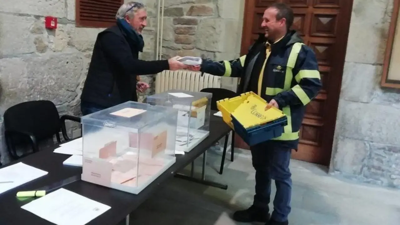  Trabajador de Correos entregando los votos en una mesa electoral en las elecciones generales del #10N. 