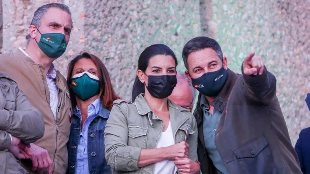  El portavoz de Vox en el Ayuntamiento de Madrid, Javier Ortega Smith (1i); la candidata de Vox a la Presidencia de la Comunidad de Madrid, Roc&iacute;o Monasterio (3i), y el l&iacute;der de la formaci&oacute;n, Santiago Abascal&nbsp;- Ricardo Rubio - Europa Press 