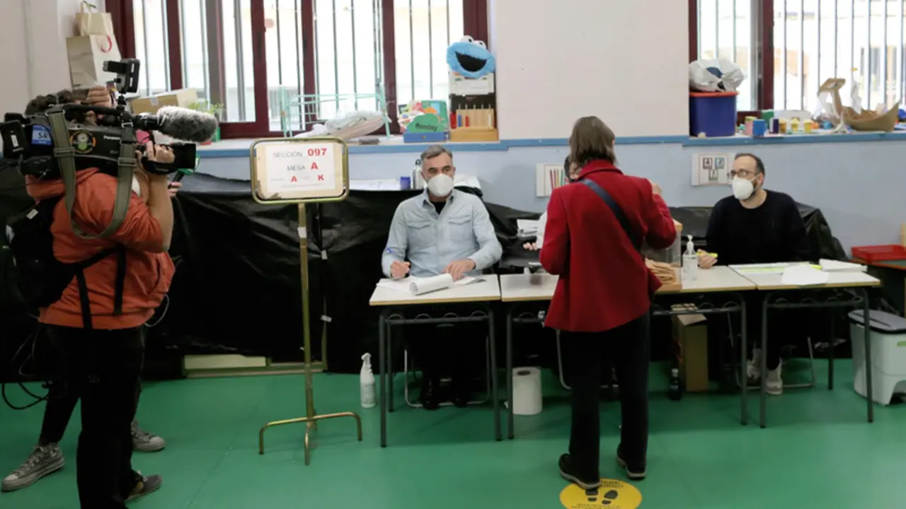  Una mujer acude a votar durante la &uacute;ltima hora de la jornada, en el Colegio Pi i Margall - C&eacute;zaro De Luca - Europa Press 