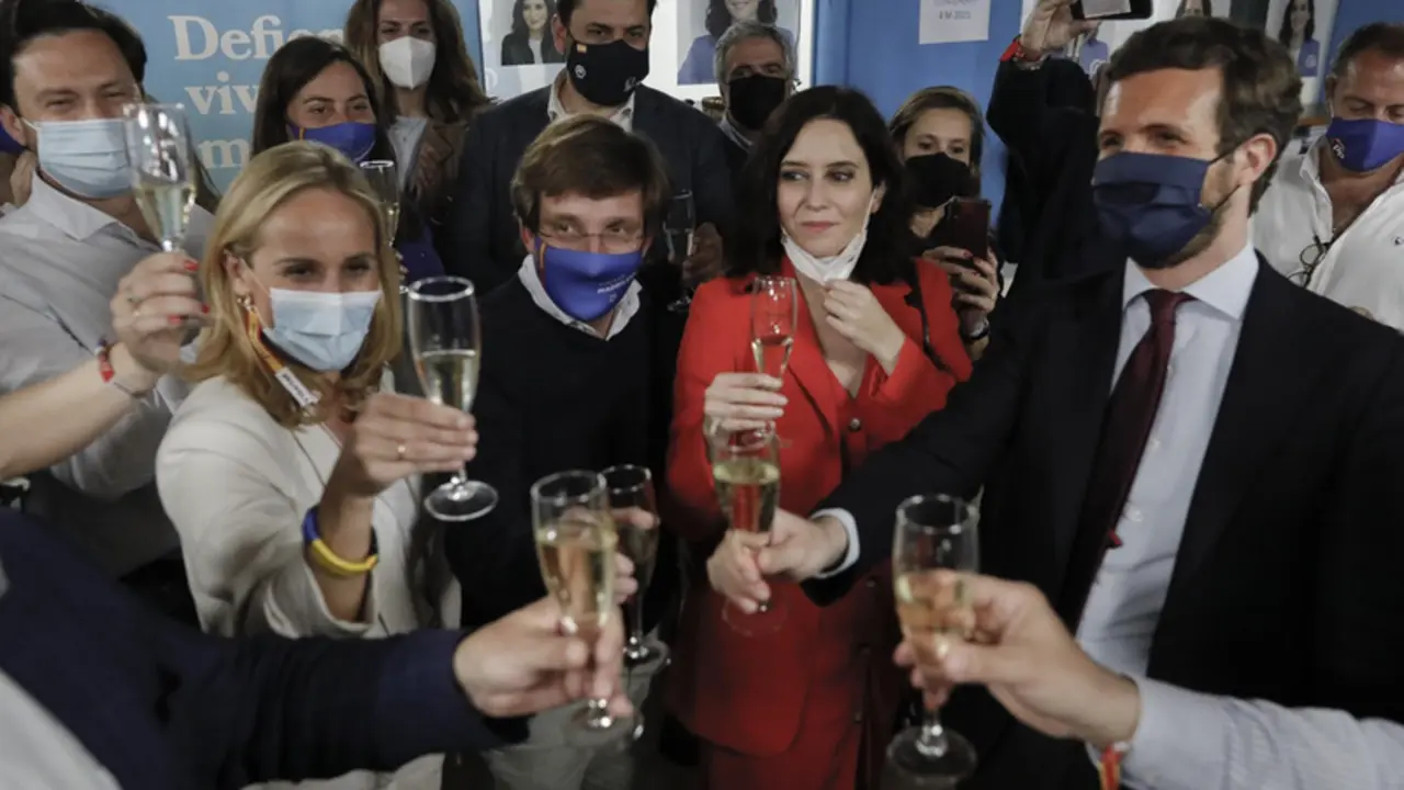  (I-D) El alcalde de Marid, Jos&eacute; Luis Mart&iacute;nez-Almeida; la presidenta de la Comunidad de Madrid y candidata a la reelecci&oacute;n por el PP, Isabel D&iacute;az Ayuso; y el l&iacute;der del PP, Pablo Casado, brindan para celebrar los resultados - Jes&uacute;s Hell&iacute;n - Europa Press 