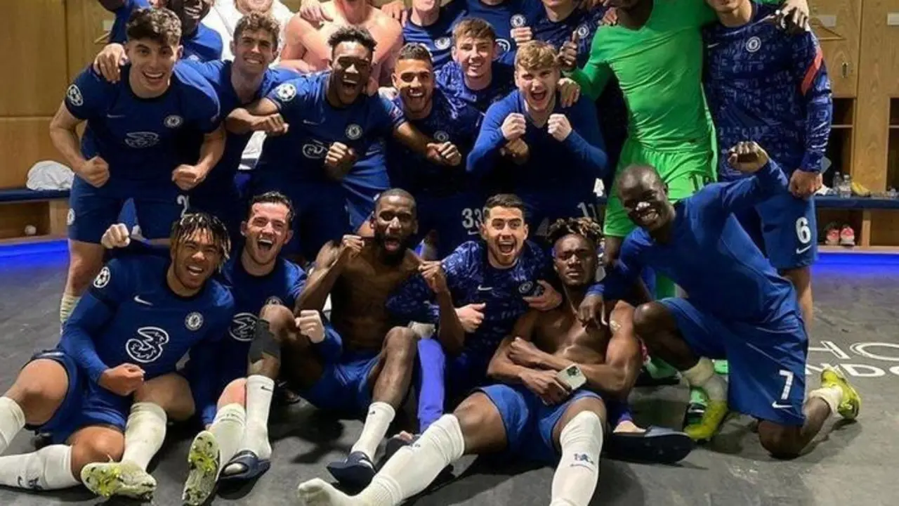  Los jugadores del Chelsea celebran la victoria en el vestuario, tras clasificarse para la final de la Champions League. Twitter 