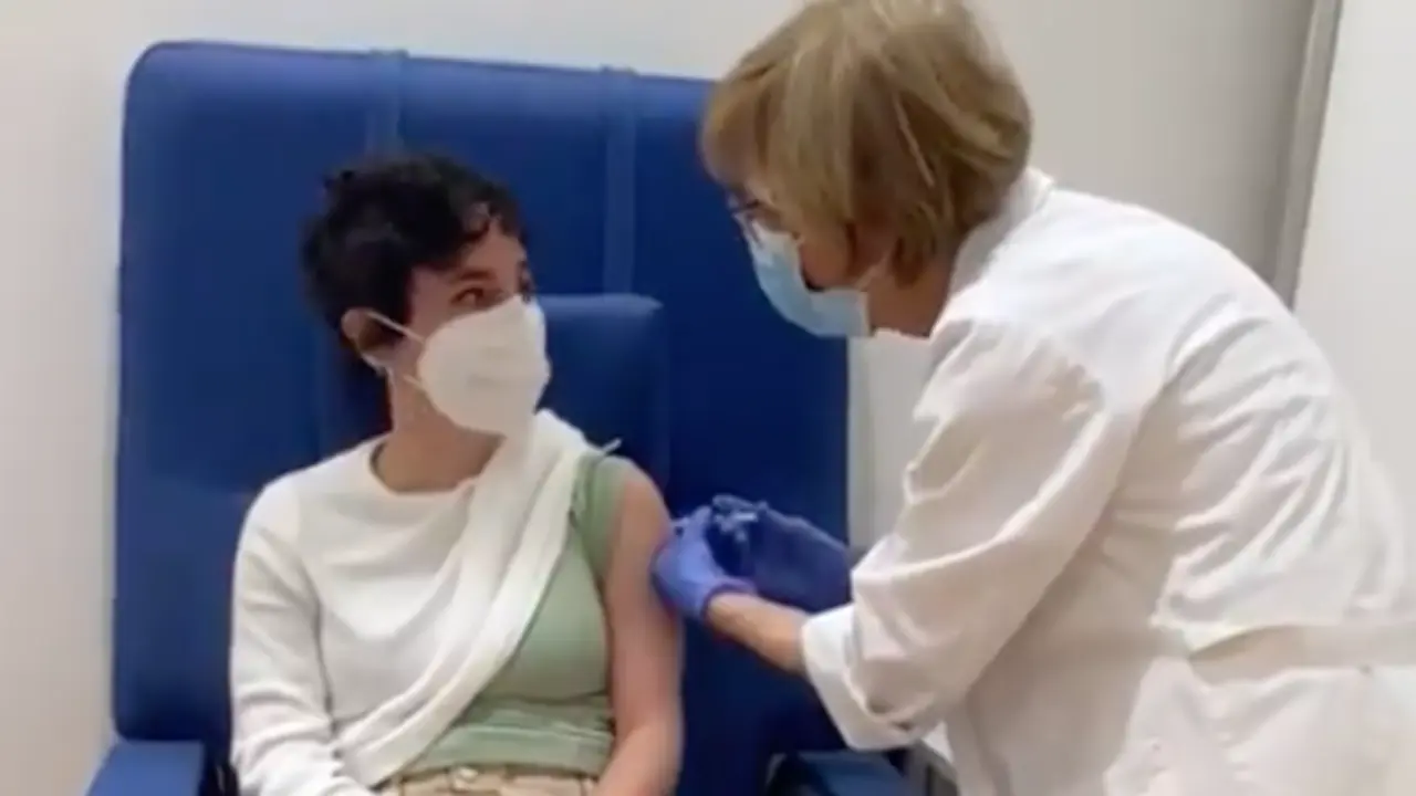  Irene recibe la vacuna, en Twitter: @fneth_org 