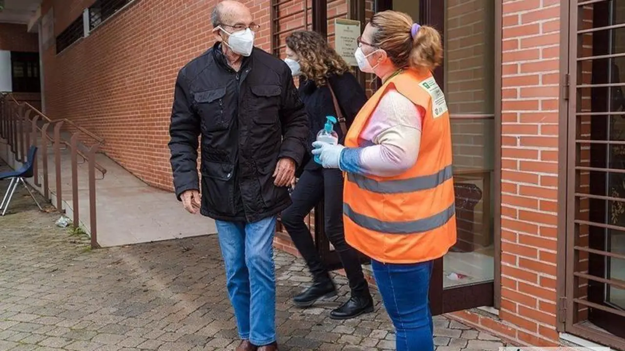  Trabajadora asistiendo a los vacunados en el Centro Cívico Poniente Sur en Córdoba / Pilar Gázquez. 