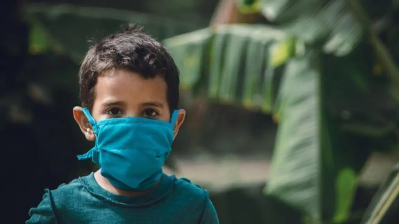  Ni&ntilde;o con mascarilla. Imagen de archivo 