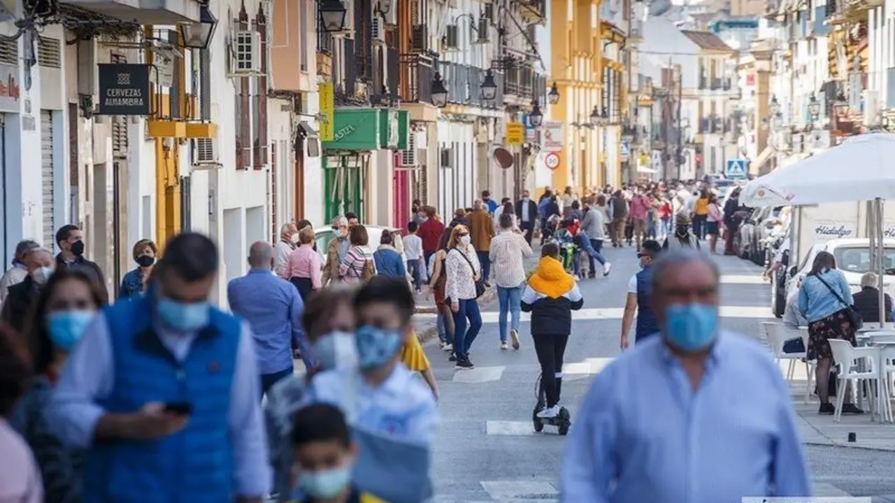  Multitud de personas en las calles, Domingo de Ramos. / Jos&eacute; Le&oacute;n. 