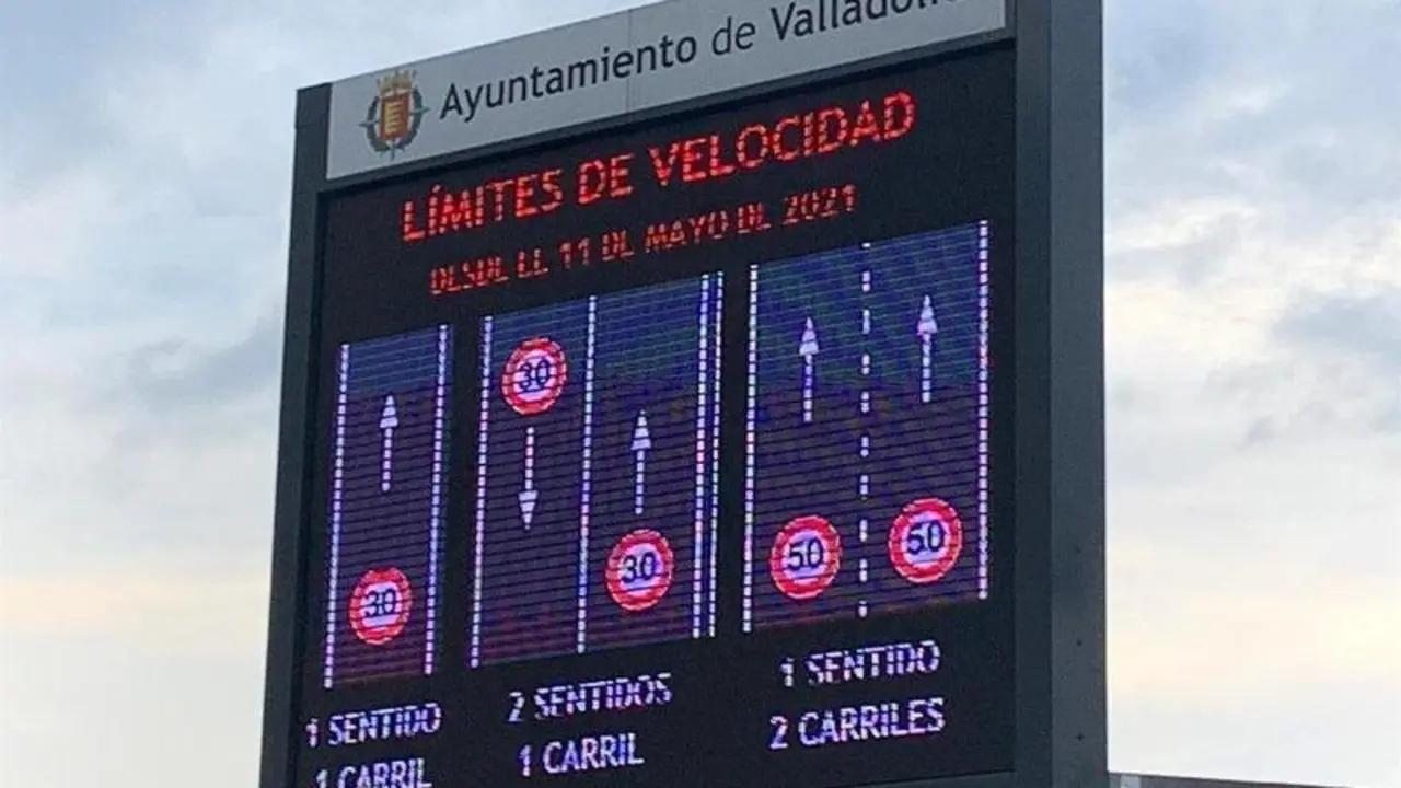  Panel informativo en la ciudad de Valladolid sobre las nuevas limitaciones de velocidad que entran en vigor a partir de este martes 11 de mayo. EP 
