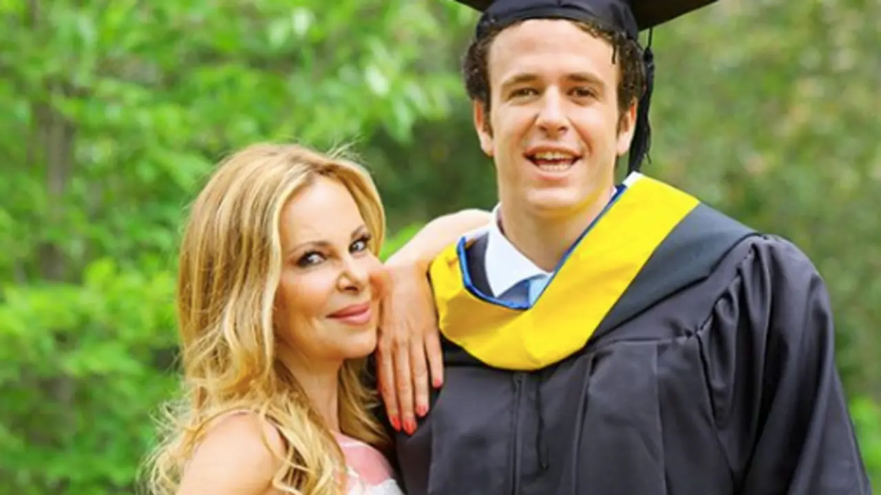  Ana Obreg&oacute;n junto a su hijo Aless en su Instagram: ana_obregon_oficial 