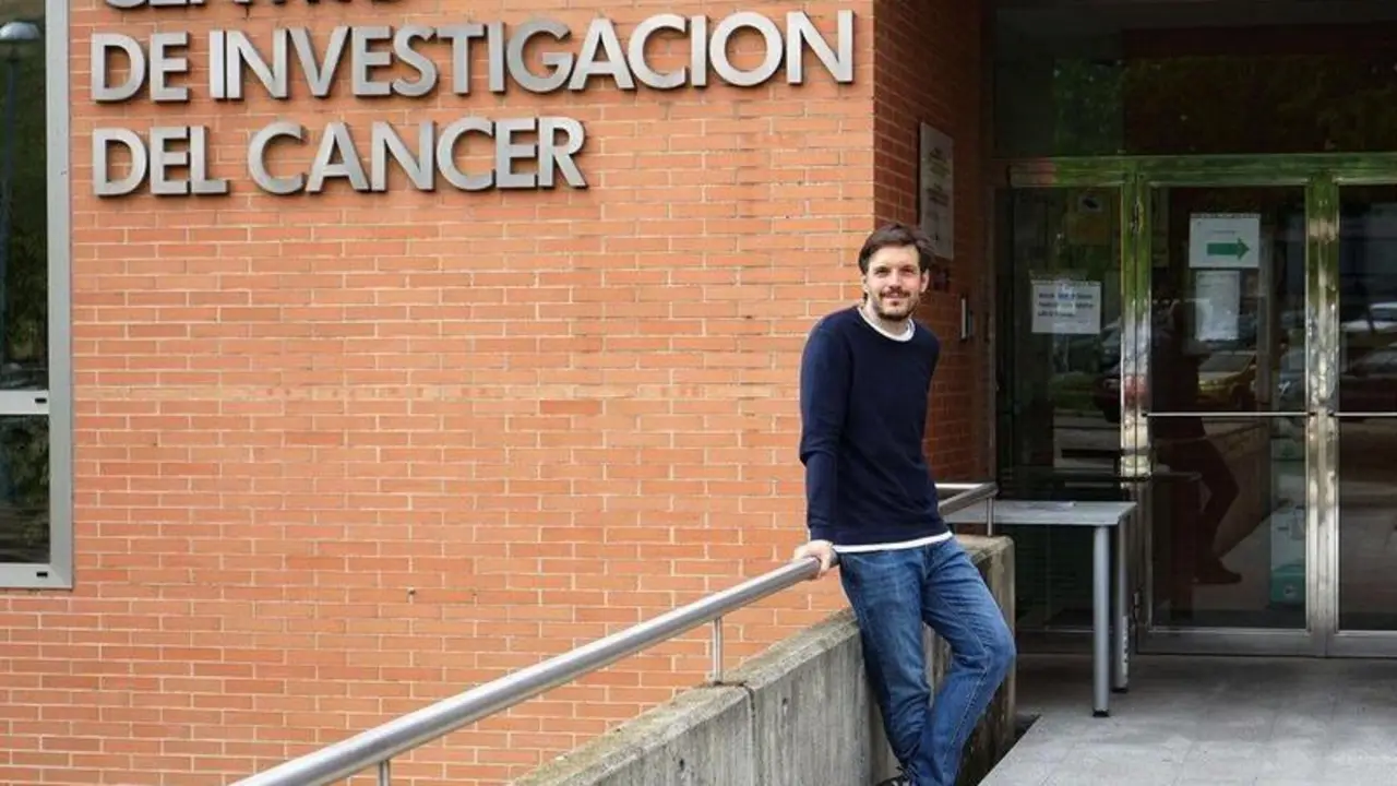  Archivo - El autor principal del estudio, Fernando Calvo Baltan&aacute;s, en las puertas del Centro de Investigaci&oacute;n del C&aacute;ncer en Salamanca. - USAL - Archivo 