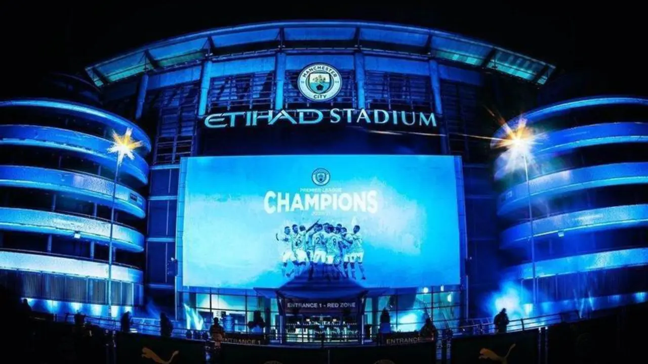  El Etihad Stadium, estadio del Manchester City, celebra la Premier League conseguida por el equipo. Manchester City 